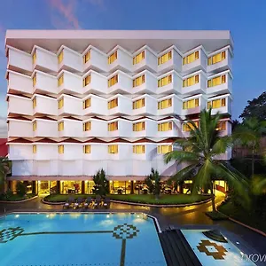 The Gateway Road, Otel